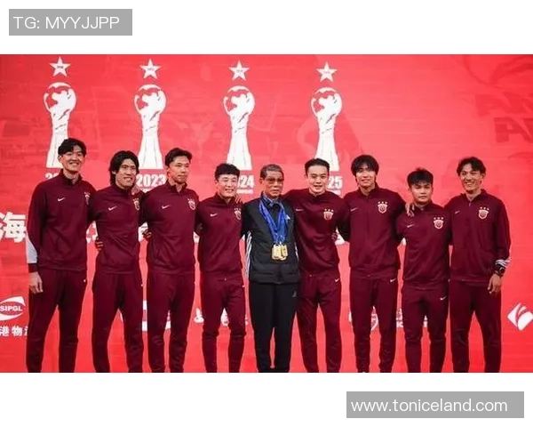 崇明基地两支娃娃军迎候上海U20队返沪，82岁徐根宝：一生一世搞足球